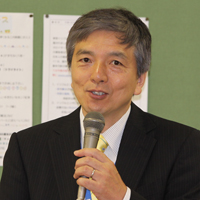 左向 敏紀氏